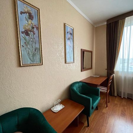 Yunist Hotel Ивано-Франкивск Екстериор снимка