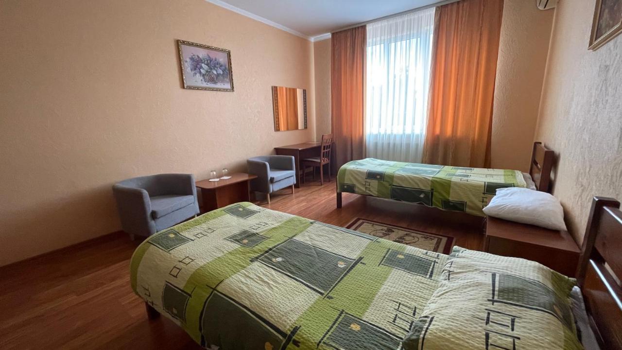 Yunist Hotel Ивано-Франкивск Екстериор снимка