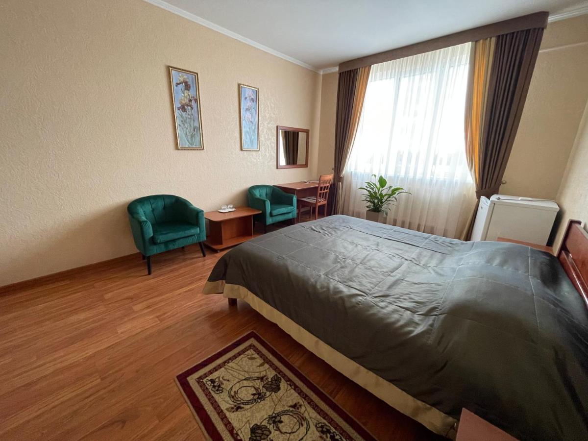 Yunist Hotel Ивано-Франкивск Екстериор снимка