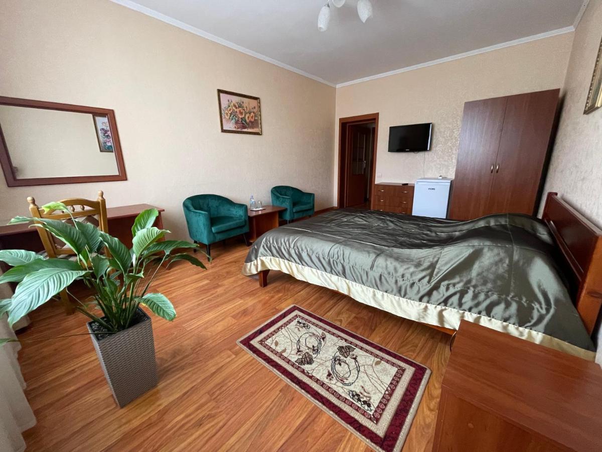 Yunist Hotel Ивано-Франкивск Екстериор снимка