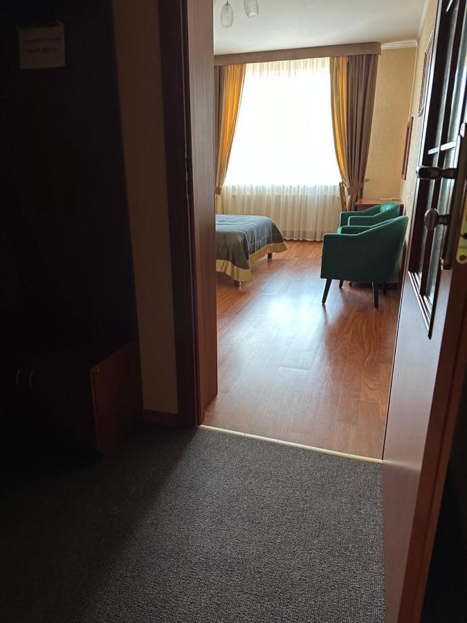 Yunist Hotel Ивано-Франкивск Екстериор снимка